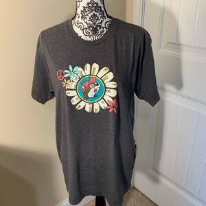 Buc-ee’s Gray Graphic T-Shirt with Peace Design